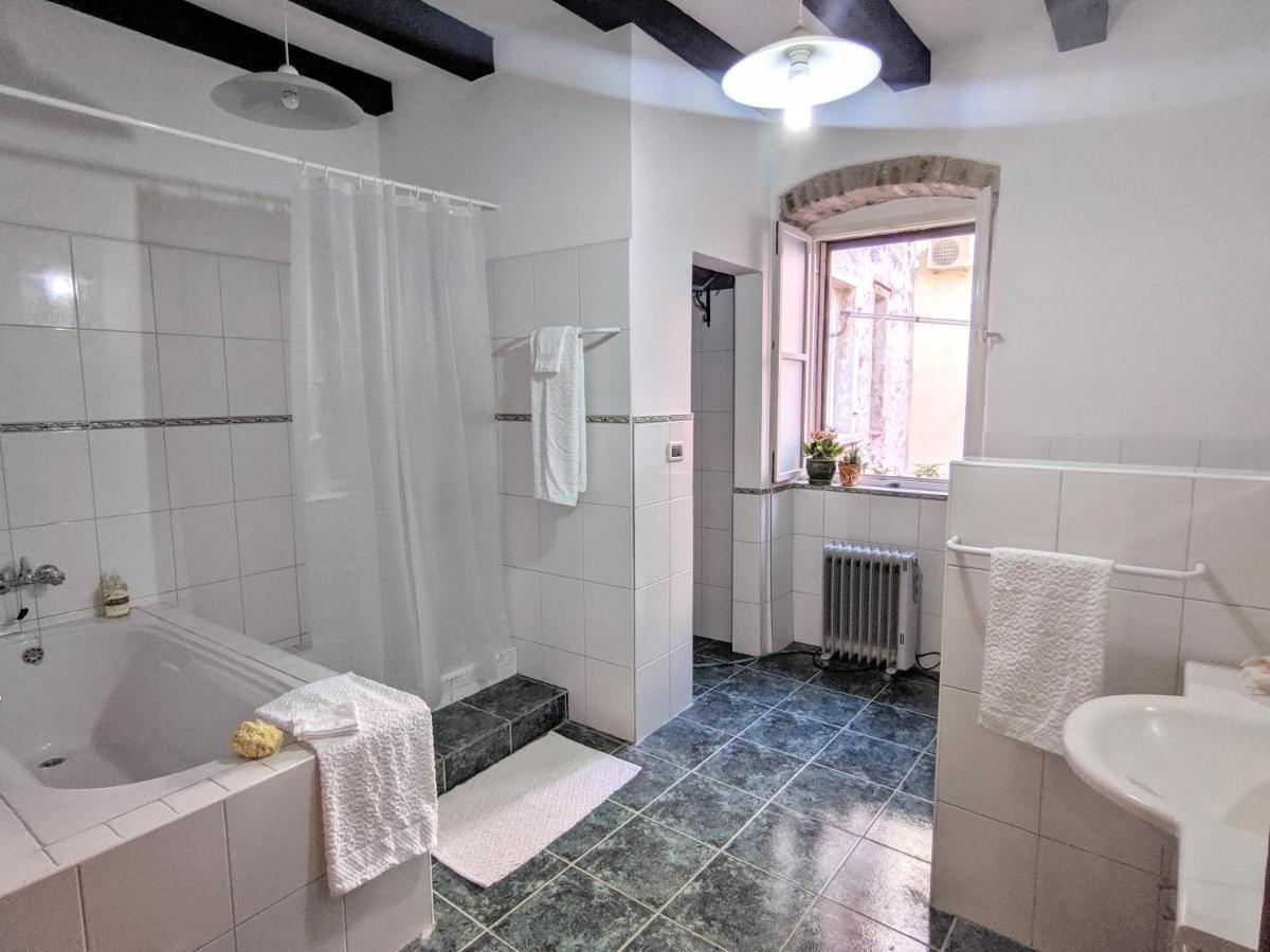 Private Courtyard Medieval Stone Home In Old Town Rovinj Exterior foto