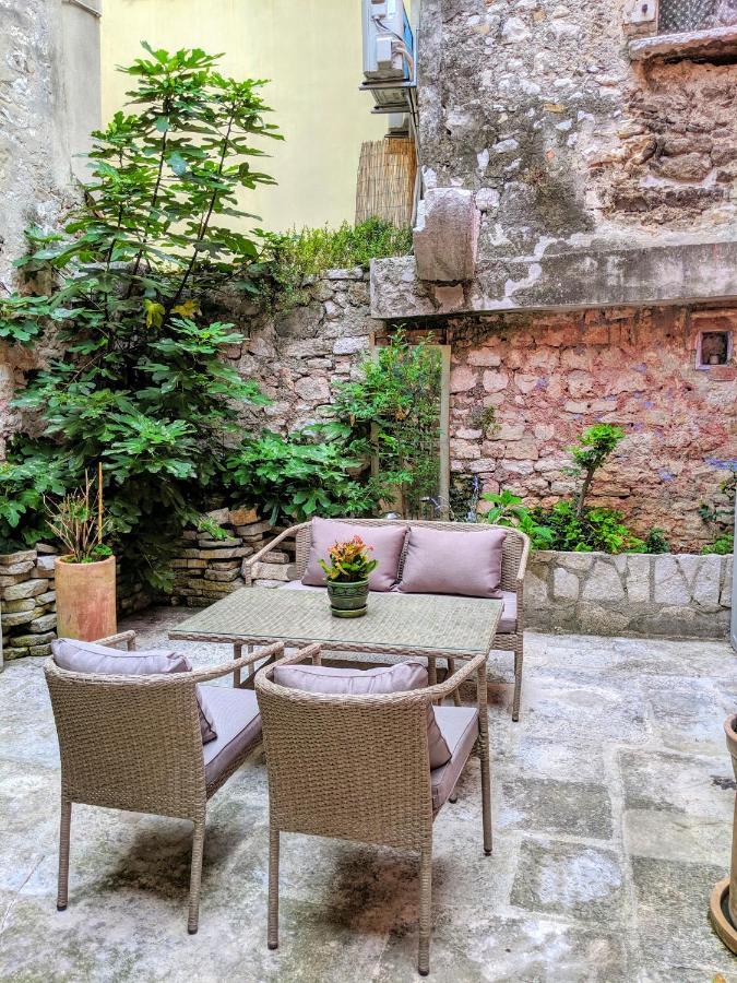 Private Courtyard Medieval Stone Home In Old Town Rovinj Exterior foto