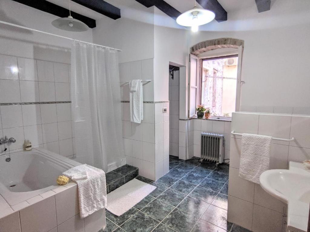 Private Courtyard Medieval Stone Home In Old Town Rovinj Exterior foto